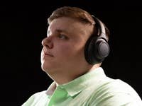 Un homme vu de son profil droit et portant le casque Bluetooth Audio-Technica ATH-S300BT sur la tête.