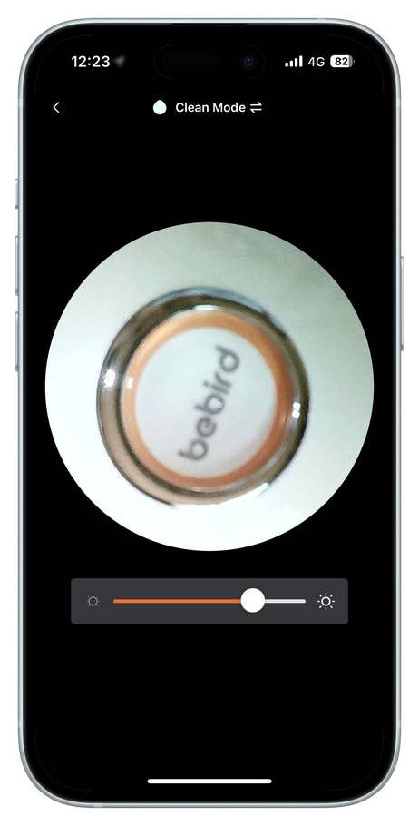 Gros plan du0027un appareil Bebird avec un curseur de contrôle et un indicateur de mode de nettoyage sur lu0027écran du0027un smartphone.