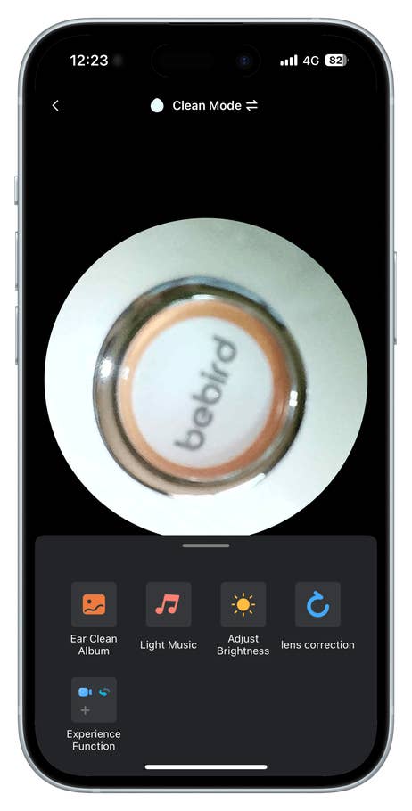 Gros plan sur lu0027interface du0027un appareil Bebird montrant des options comme u0027Album de Nettoyage du0027Oreillesu0027 et u0027Ajuster la Luminositéu0027.