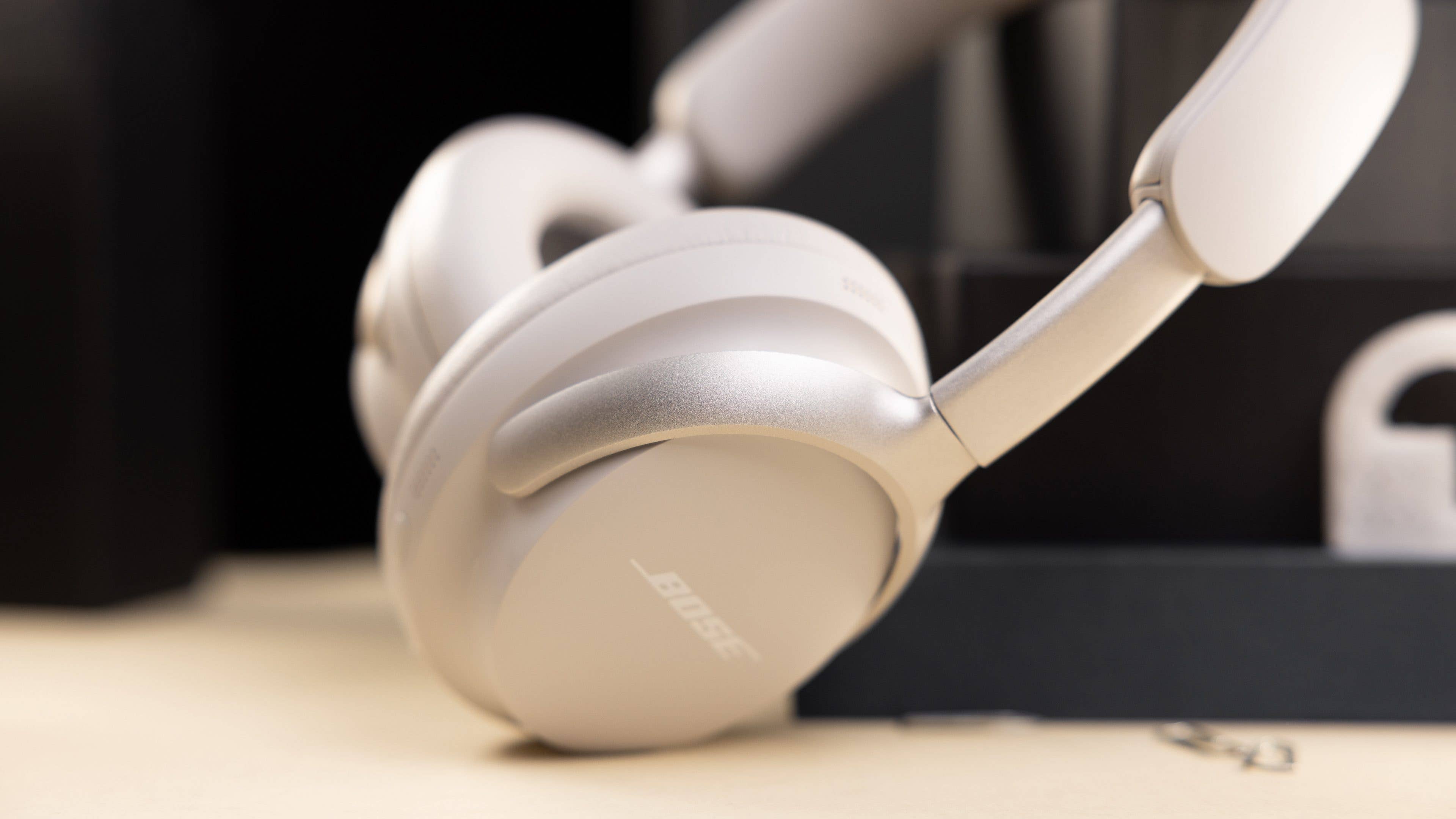 Un aperçu de l'arceau en aluminium du Bose QC Ultra Headphones