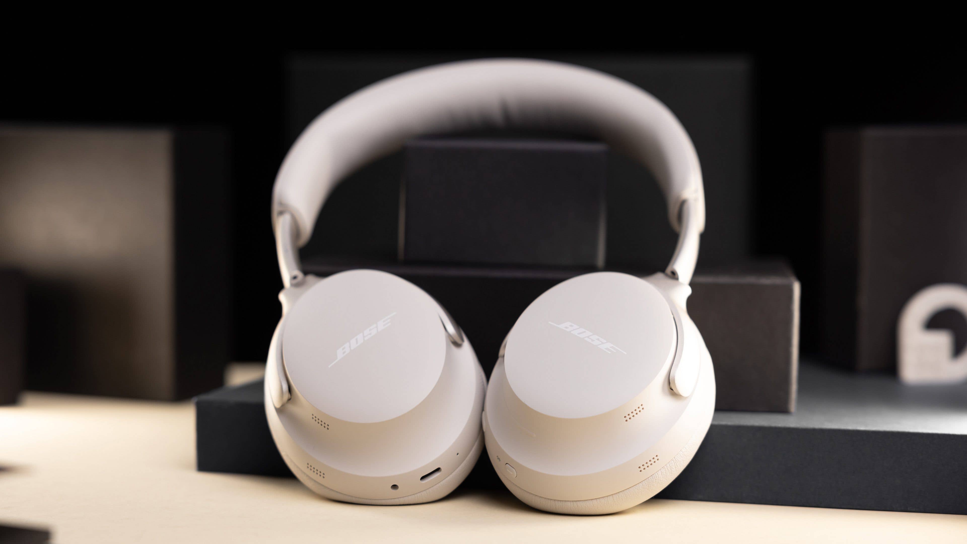Le Bose QC Ultra Headphones vu de face posé verticalement