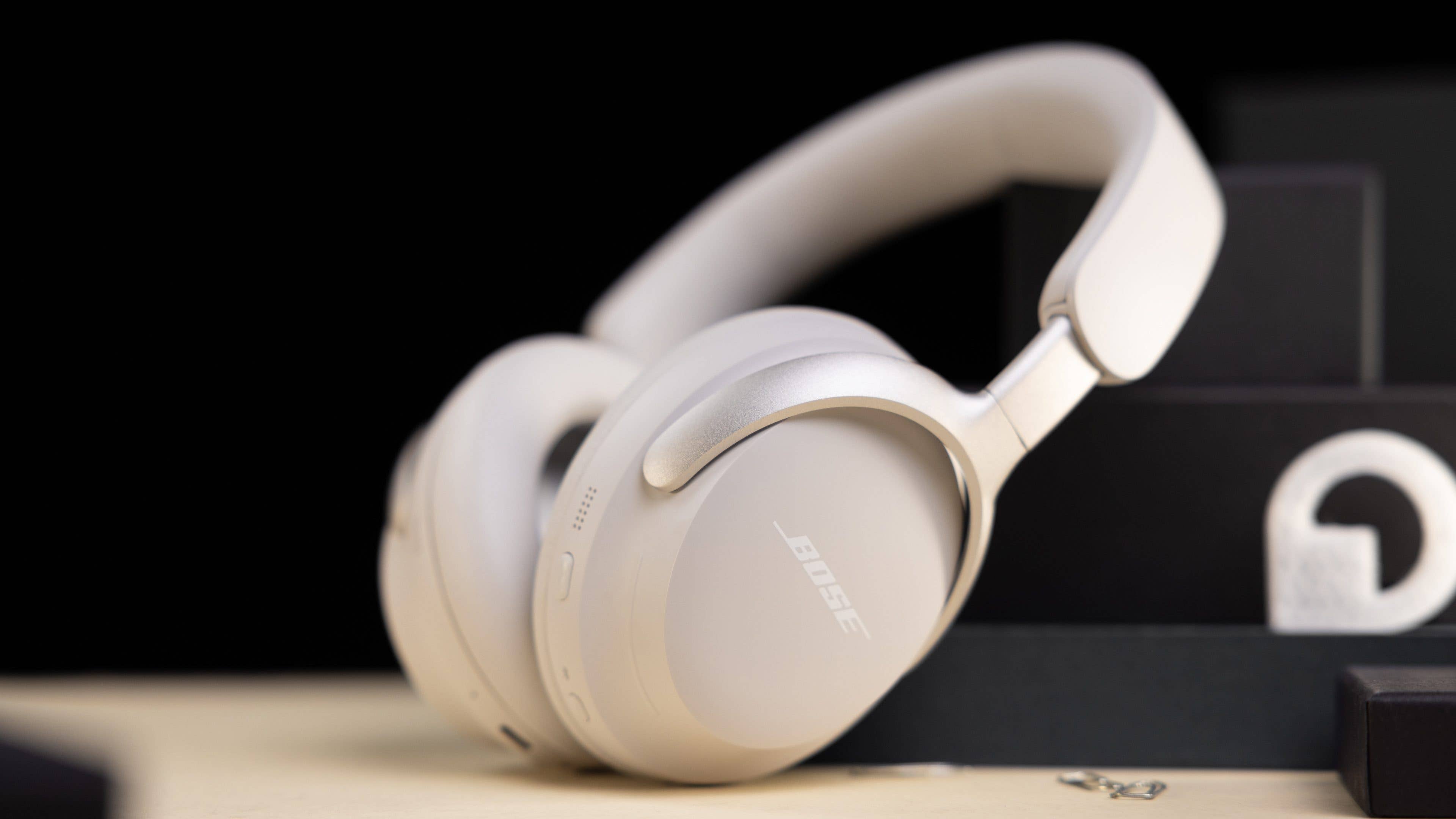 Le Bose QC Ultra Headphones vu de côté et posé verticalement en diagonale sur une table