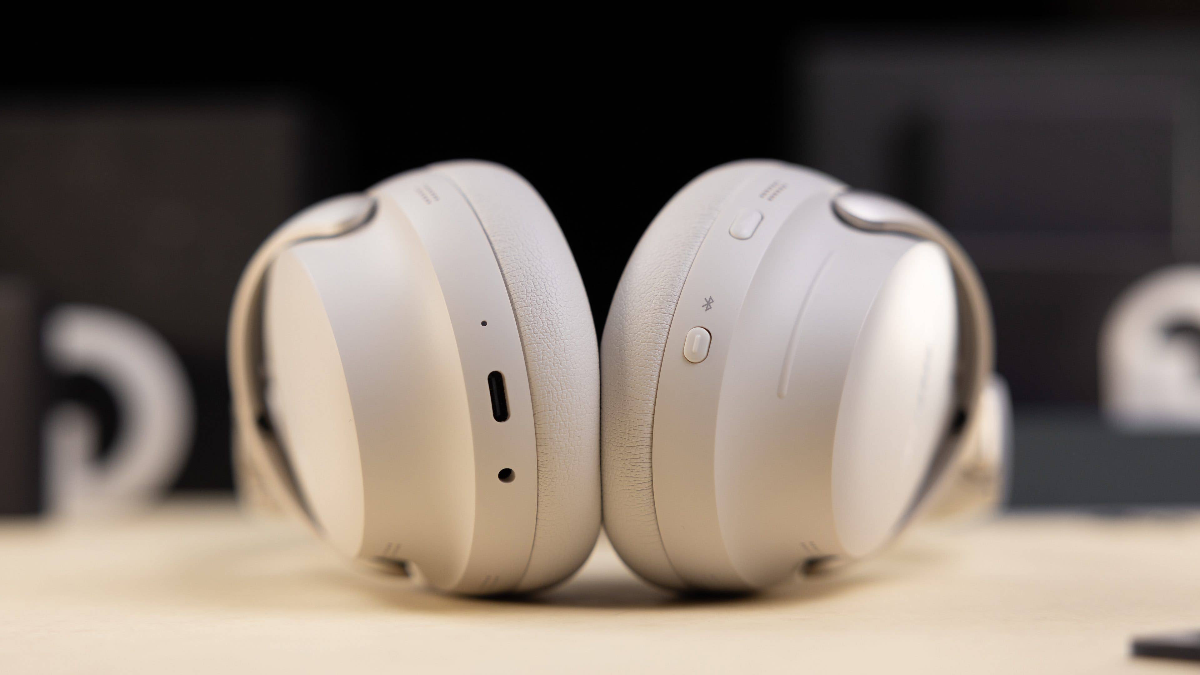 Un aperçu des ports USB-C et jack du Bose QC Ultra Headphones