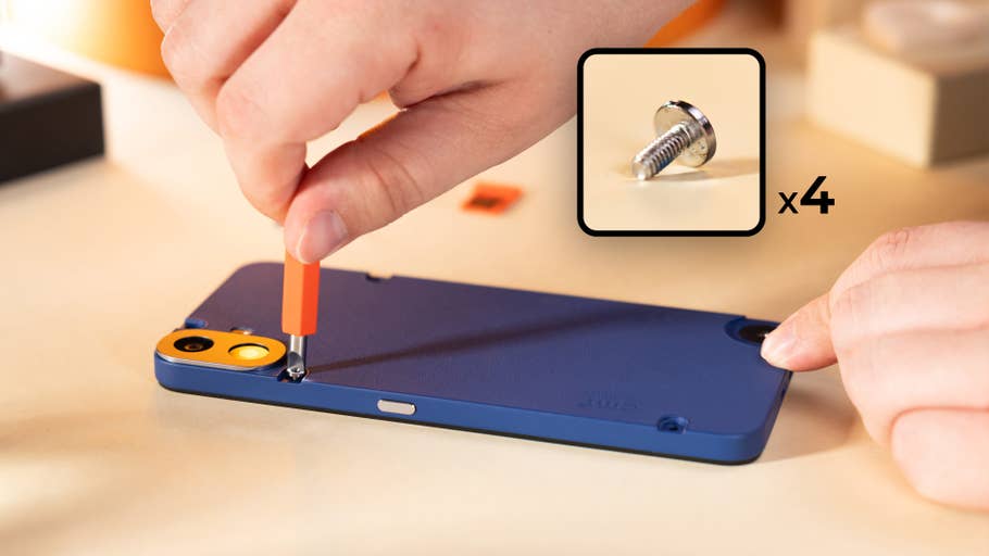 Une image montrant comment revisser la nouvelle coque du CMF Phone 1.