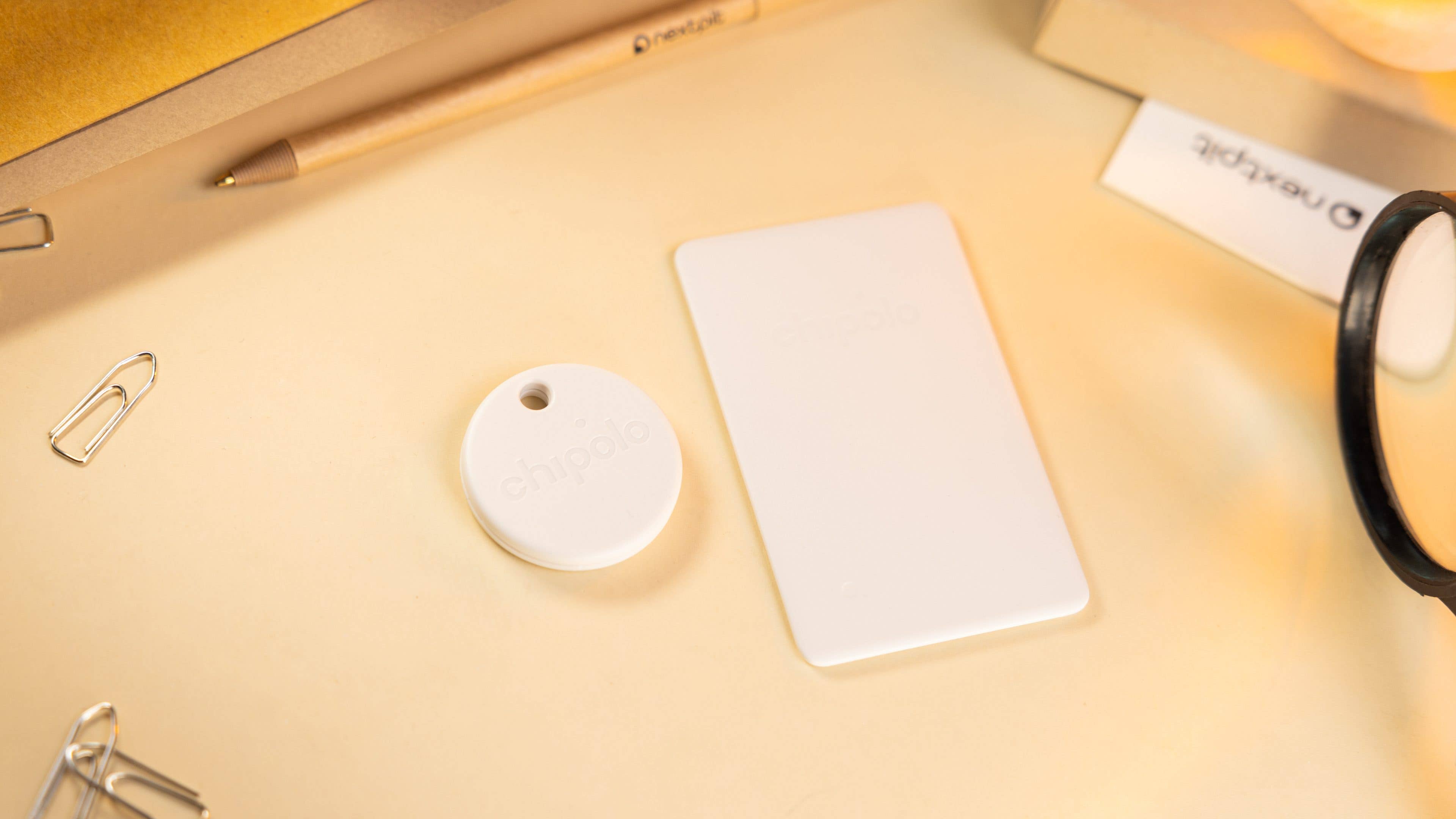 Les trackers d'object Chipolo One Point et Card Point vus du dessus et posés sur une table