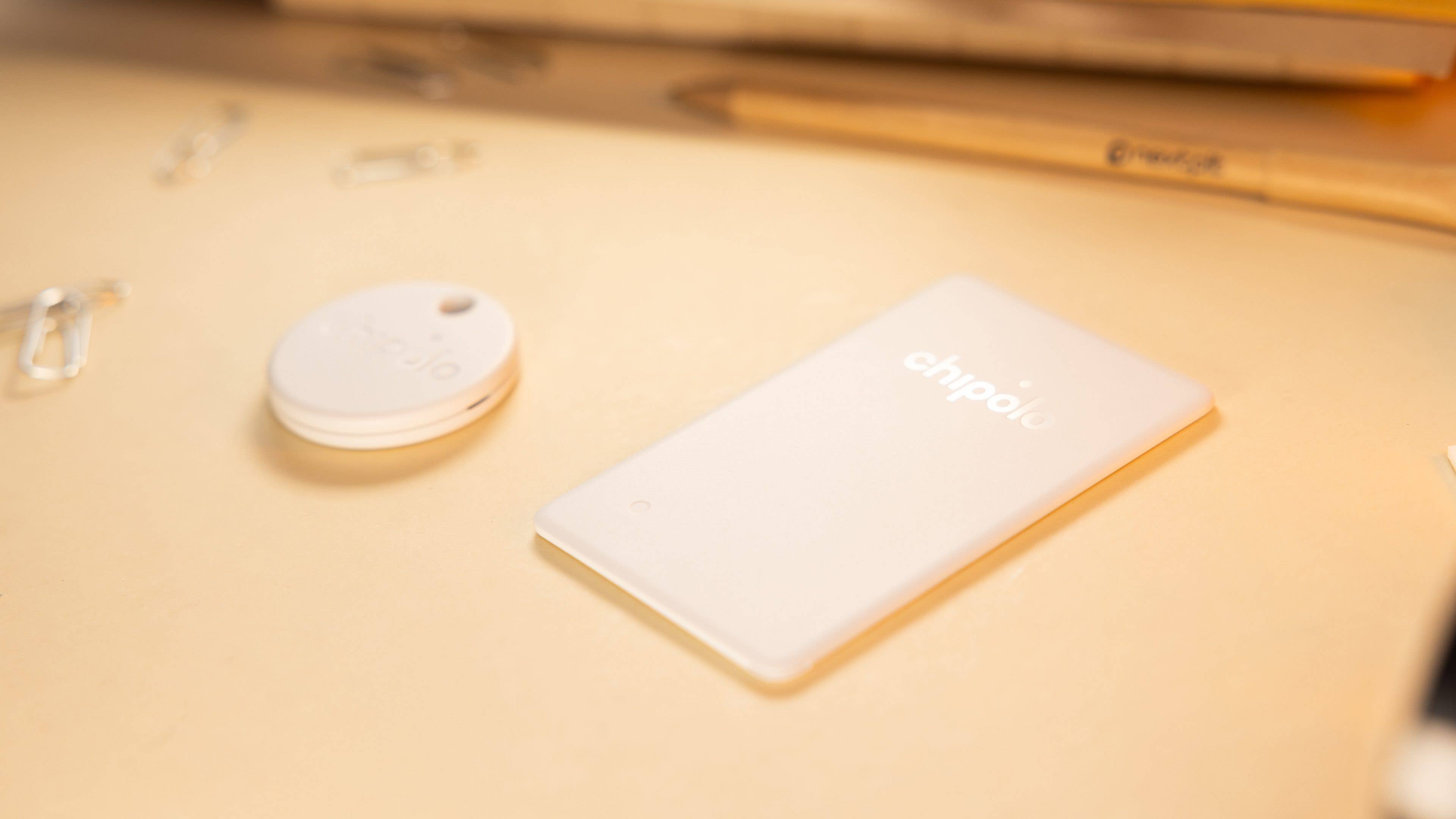 Les trackers d'objets Chipolo One et Card l'un à côté de l'autre