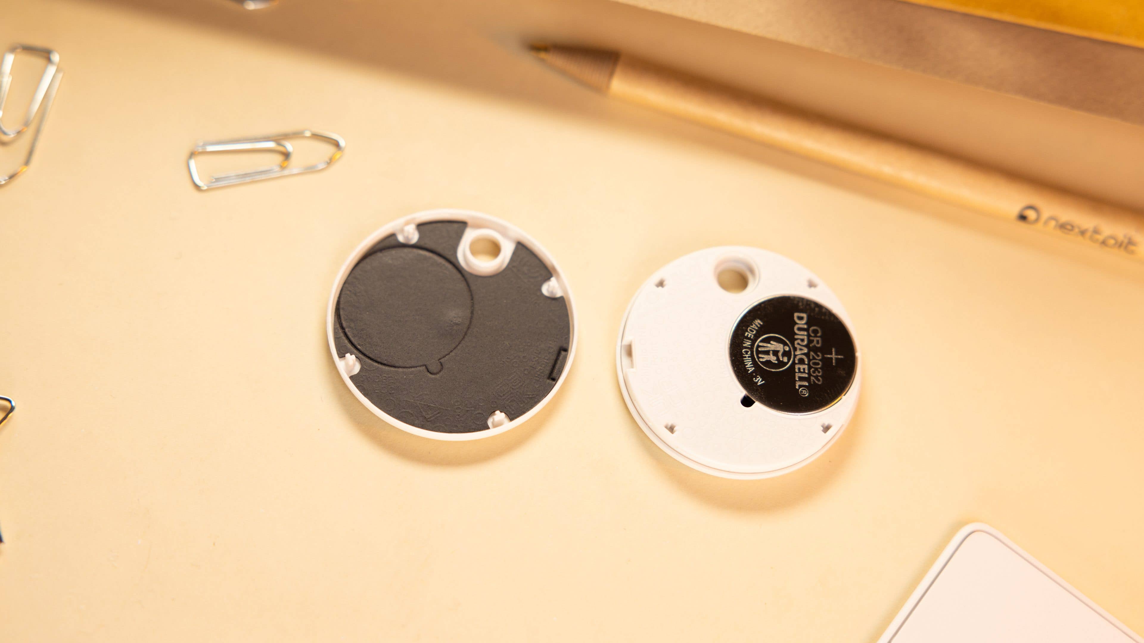 Le tracker d'objets Chipolo One Point ouvert en deux, laissant sa batterie apparente