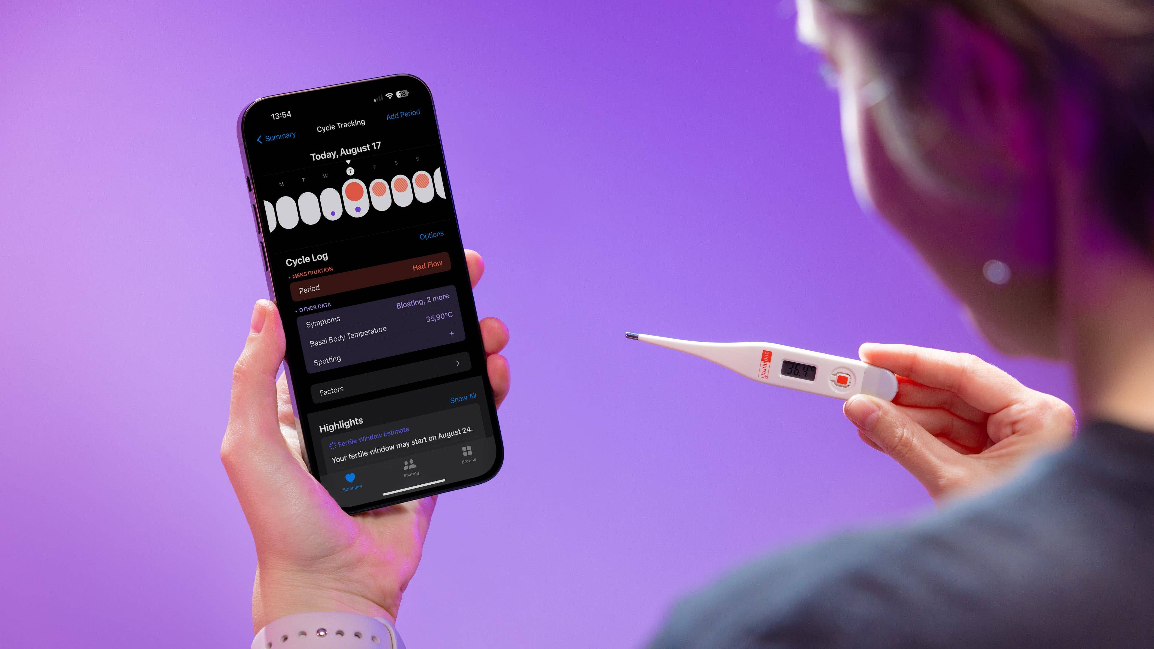 Une personne tenant un test de grossesse dans une main et un smartphone avec une application de santé dans l'autre
