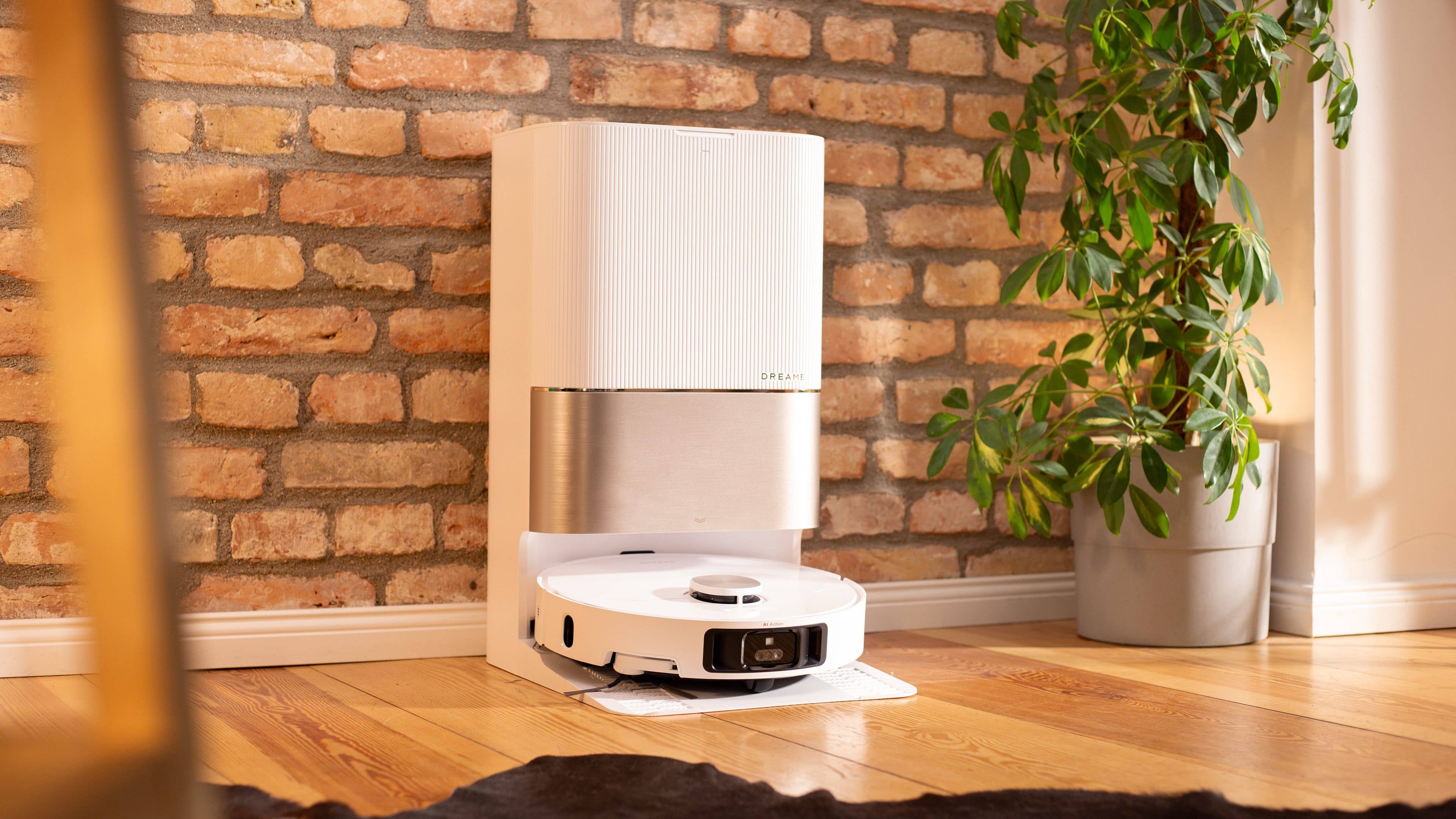 Le robot aspirateur Dreame X40 Ultra vu de face et rangé dans sa station d Le robot aspirateur Dreame X40 Ultra vu de face et rangé dans sa station d