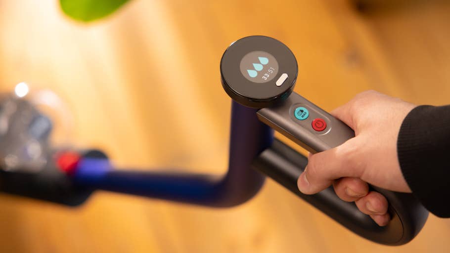 Une personne tenant un Dyson Wash G1 avec un écran numérique affichant le niveau du0027eau.