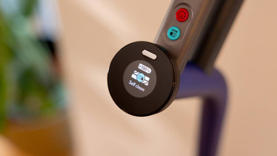 Gros plan du0027un panneau de contrôle Dyson Wash G1 affichant 100 % de batterie et le message u0027Auto-nettoyageu0027.