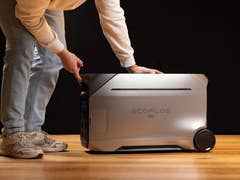 Une personne ajustant la station d'énergie portable EcoFlow Delta Pro.