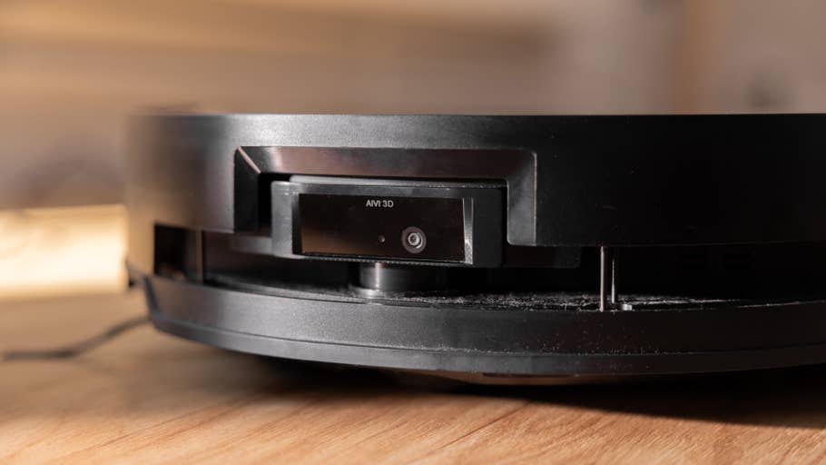 Gros plan sur un robot aspirateur Ecovacs Deebot X8 Pro Omni noir.