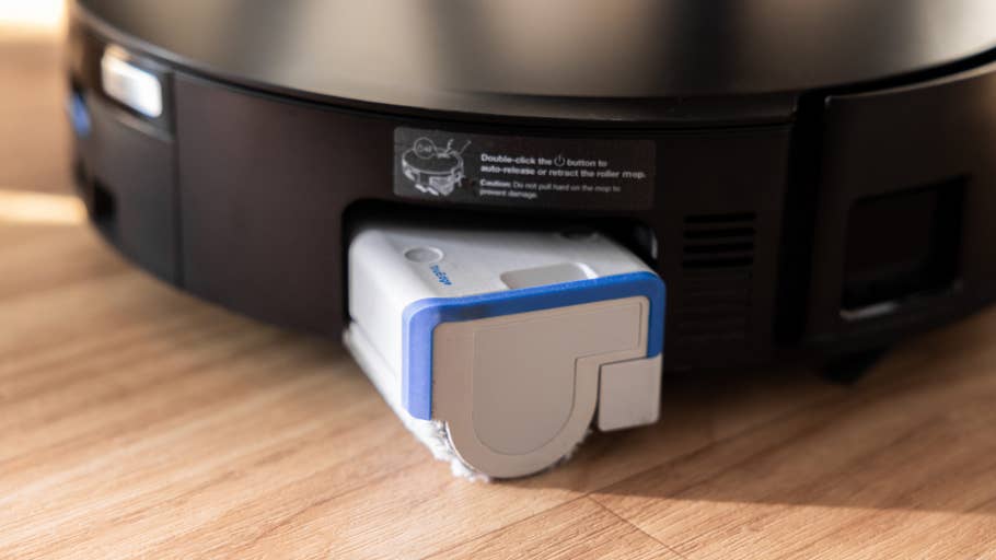 Gros plan du Ecovacs Deebot X8 Pro Omni avec un rouleau de nettoyage rétracté.