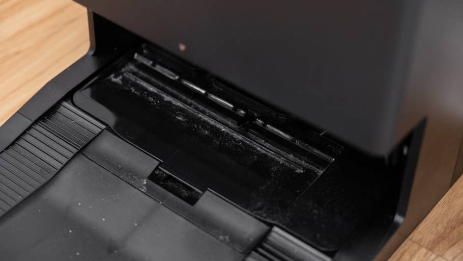 Gros plan du compartiment de collecte de poussière de lu0027Ecovacs Deebot X8 Pro Omni, montrant lu0027accumulation de saleté.