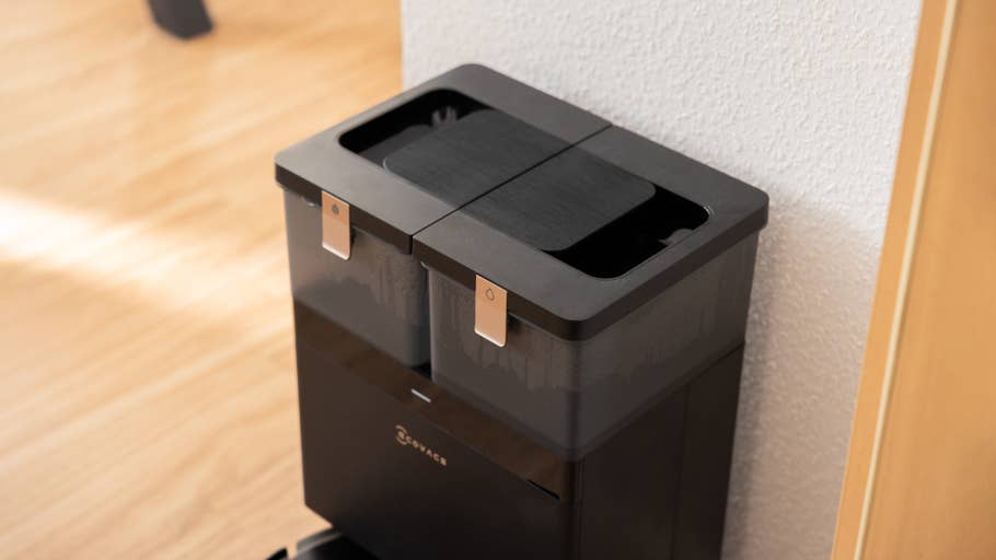 Bac à poussière à double compartiment de lu0027aspirateur robot Ecovacs Deebot X8 Pro Omni.