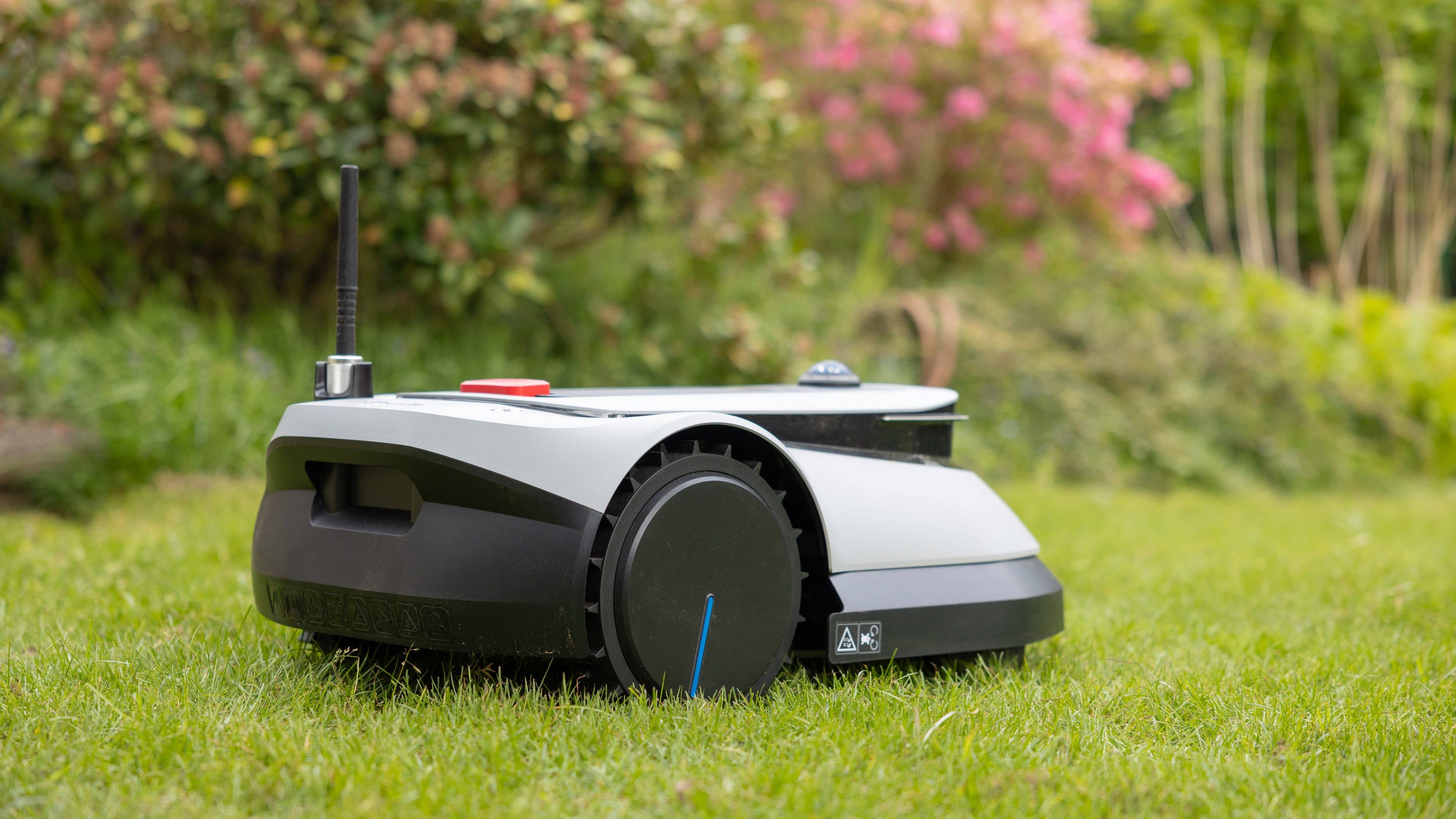 Le trois quart arrrière de l'Ecovacs Goat G1-800