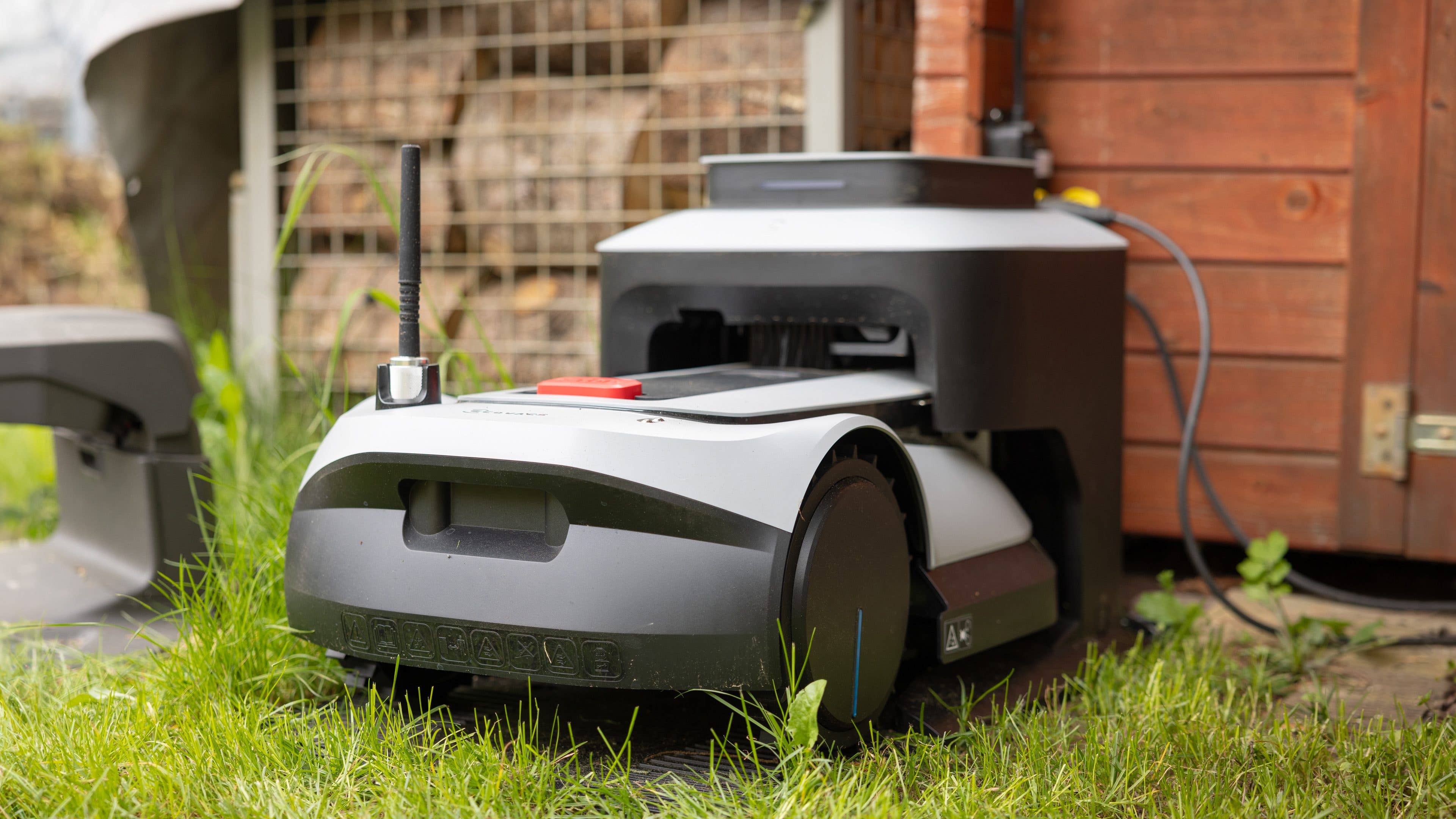 L'Ecovacs Goat G1-800 dans sa station