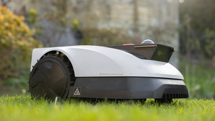 Une tondeuse à gazon robotisée Ecovacs GOAT O500 blanche sur lu0027herbe.