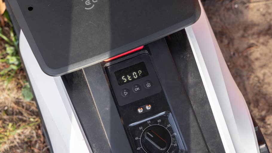 Une vue rapprochée du panneau de contrôle du0027un robot Ecovacs GOAT O500, affichant lu0027heure u002754:00u0027.