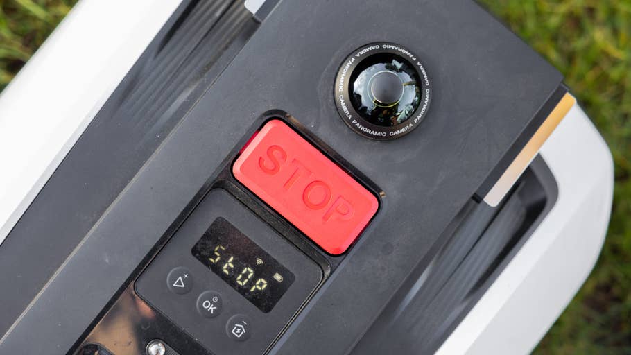 Vue de dessus du0027un appareil avec un bouton u0027STOPu0027 et une caméra panoramique.