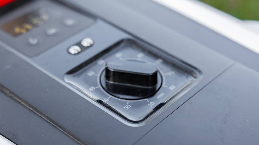 Gros plan du0027un panneau de contrôle avec un bouton circulaire pour régler les paramètres.