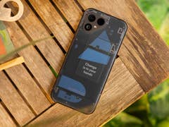 Le Fairphone 5 vu de haut et de dos avec sa coque en plastique transparent