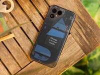 Le Fairphone 5 vu de haut et de dos avec sa coque en plastique transparent