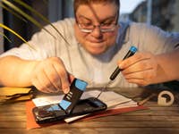 Illustration d'un technophile obsédé par les fiches techniques