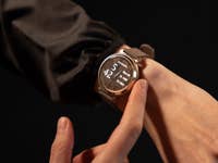 La Grmin Lily 2 portée à un poignet