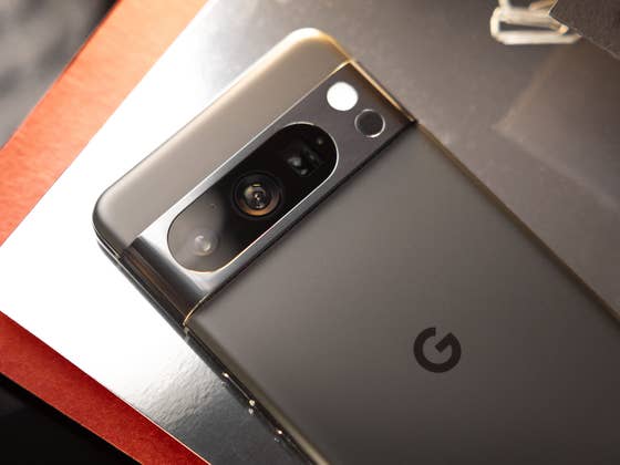 Google pourrait améliorer la recharge de ses futurs Pixel grâce à un composant d’Apple