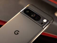 Le Google Pixel 8 Pro vu de dos avec son revêtement lisse