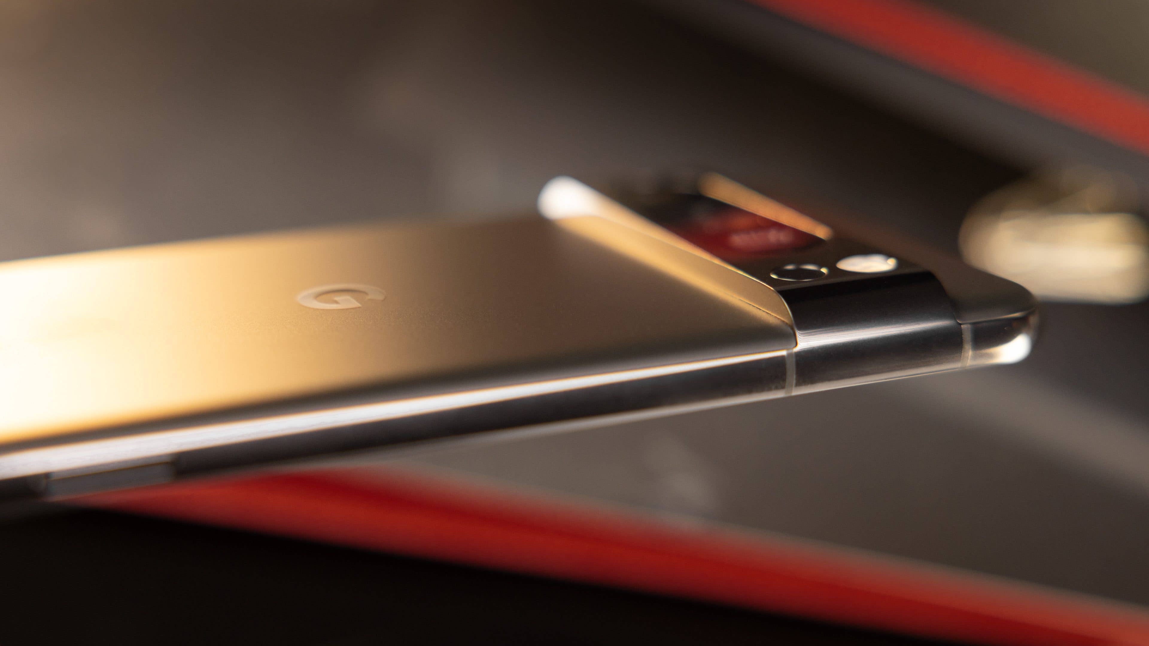 Le Google Pixel 8 Pro vu de côté horizontalement avec un aperçu de la barre latérale accueillant le module photo au dos