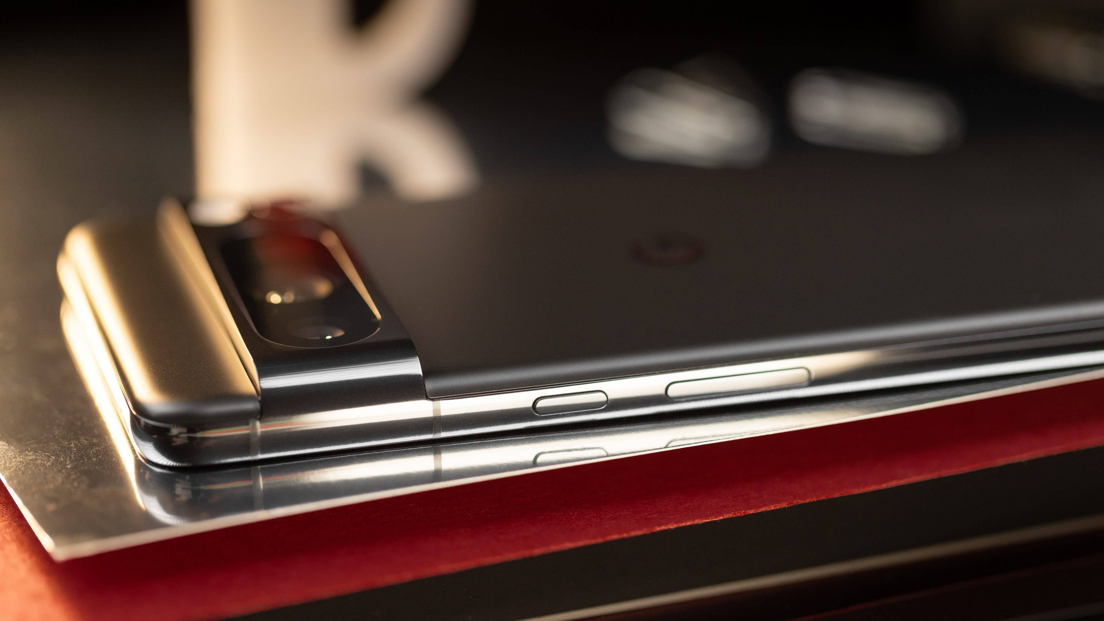 Le Google Pixel 8 Pro vu de côté et posé à plat face contre terre montrant que les boutons de volume et d'alimentation sont inversés