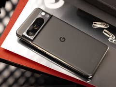 Le Google Pixel 8 Pro vu de dos et posé à plat sur une table