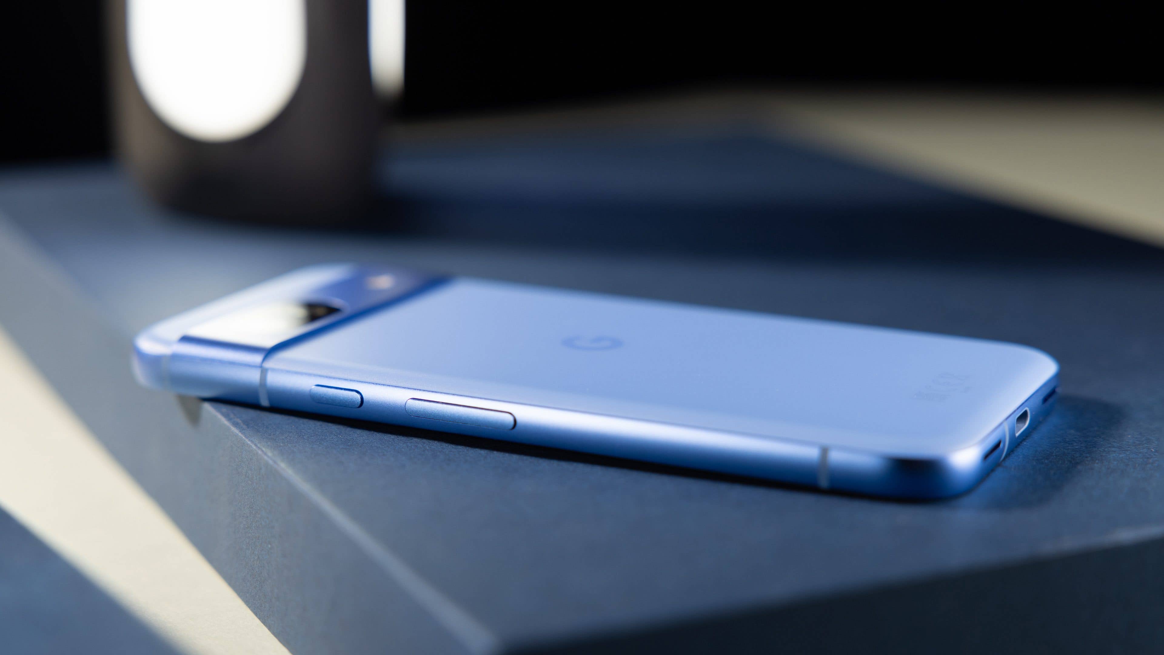 Le Google Pixel 8a posé à plat face contre terre Le Google Pixel 8a posé à plat face contre terre