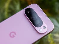Gros plan d'un smartphone Google Pixel 9 Pro en rose doux, mettant en valeur le module de la caméra.