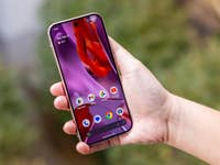 Une personne tenant un smartphone Google Pixel 9 Pro affichant un écran d'accueil coloré.