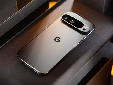 Le Google Pixel 9 Pro vu de biais et posé face contre terre sur une table.
