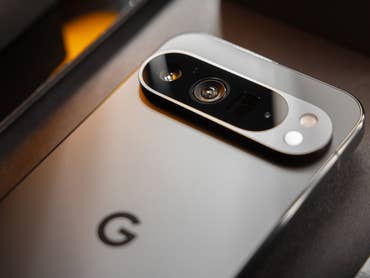 Le Google Pixel 9 Pro XL vu de l'arrière avec un zoom sur son module photo.
