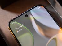 Le Google Pixel 9 Pro XL vu de face avec un zoom sur la caméra selfie centrée en haut de son écran allumé.