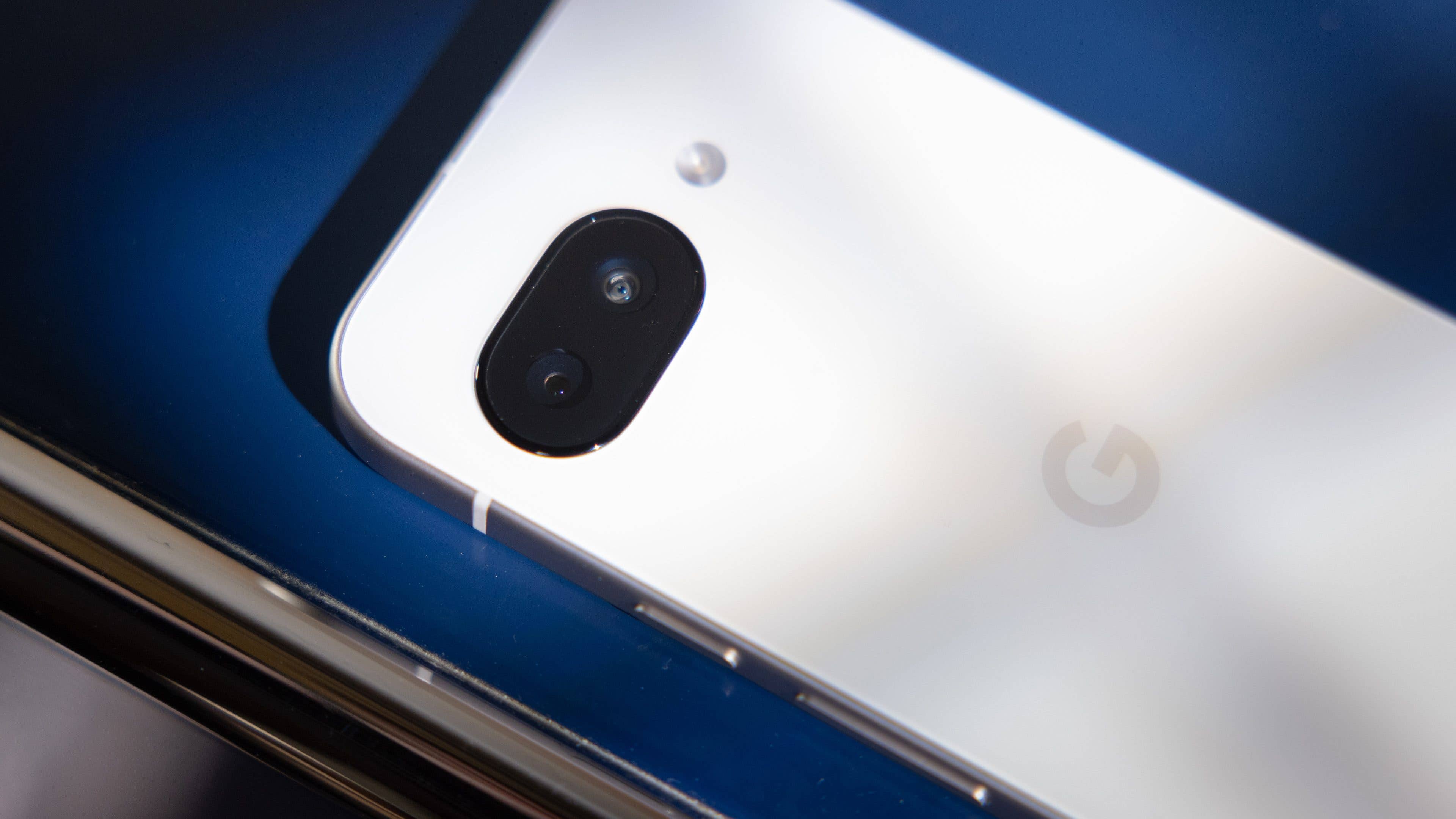Gros plan de l'appareil photo arrière d'un smartphone Google Pixel 9a.