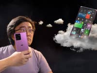 Une personne tenant un smartphone violet avec un nuage affichant une interface d'application colorée en arrière-plan.