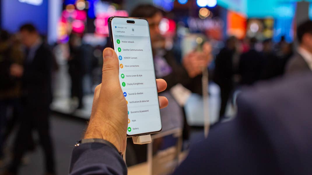 Une personne tenant l