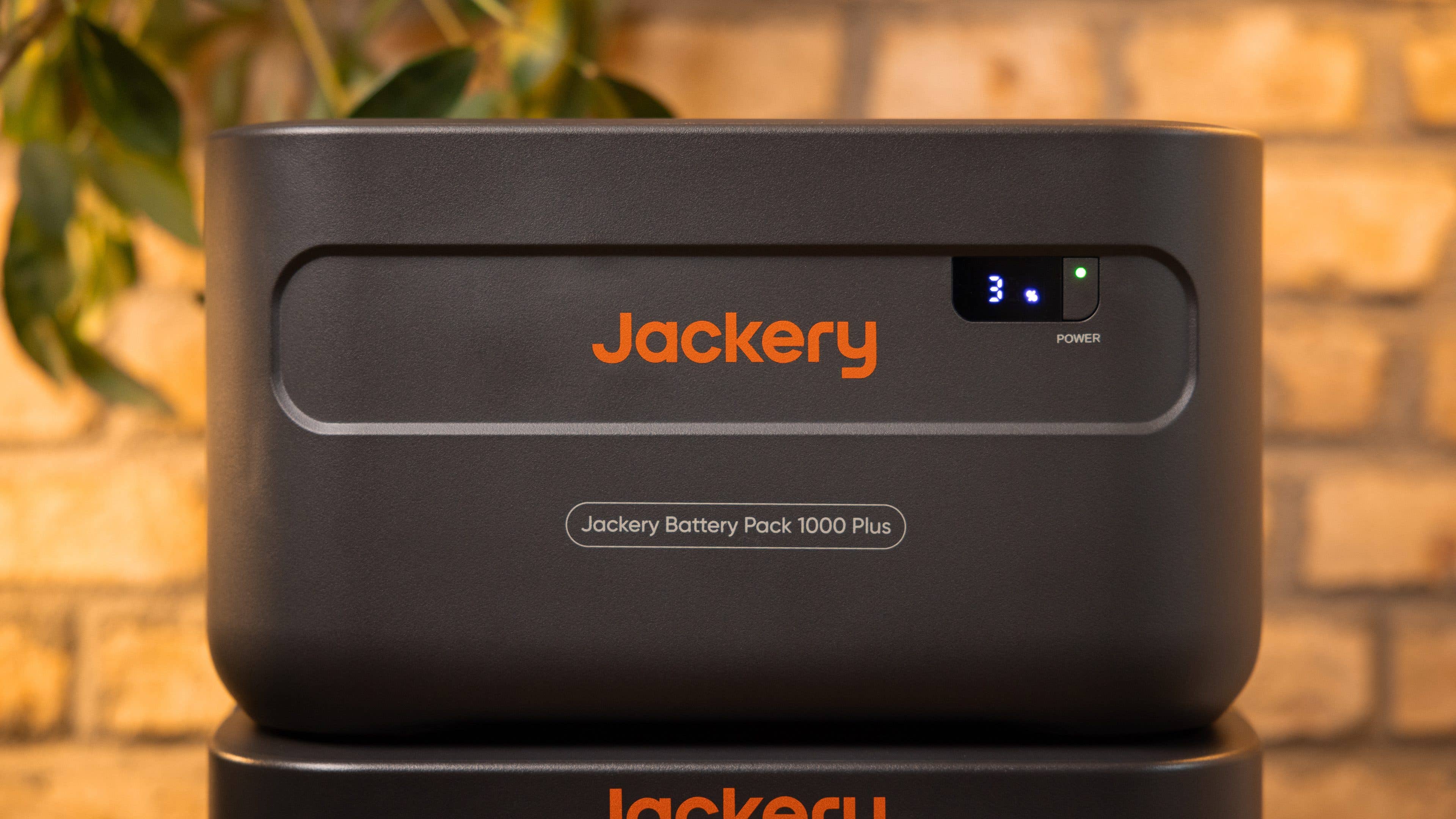 Le Jackery Explorer 1000  Plus vun de dos avec son connecteur
