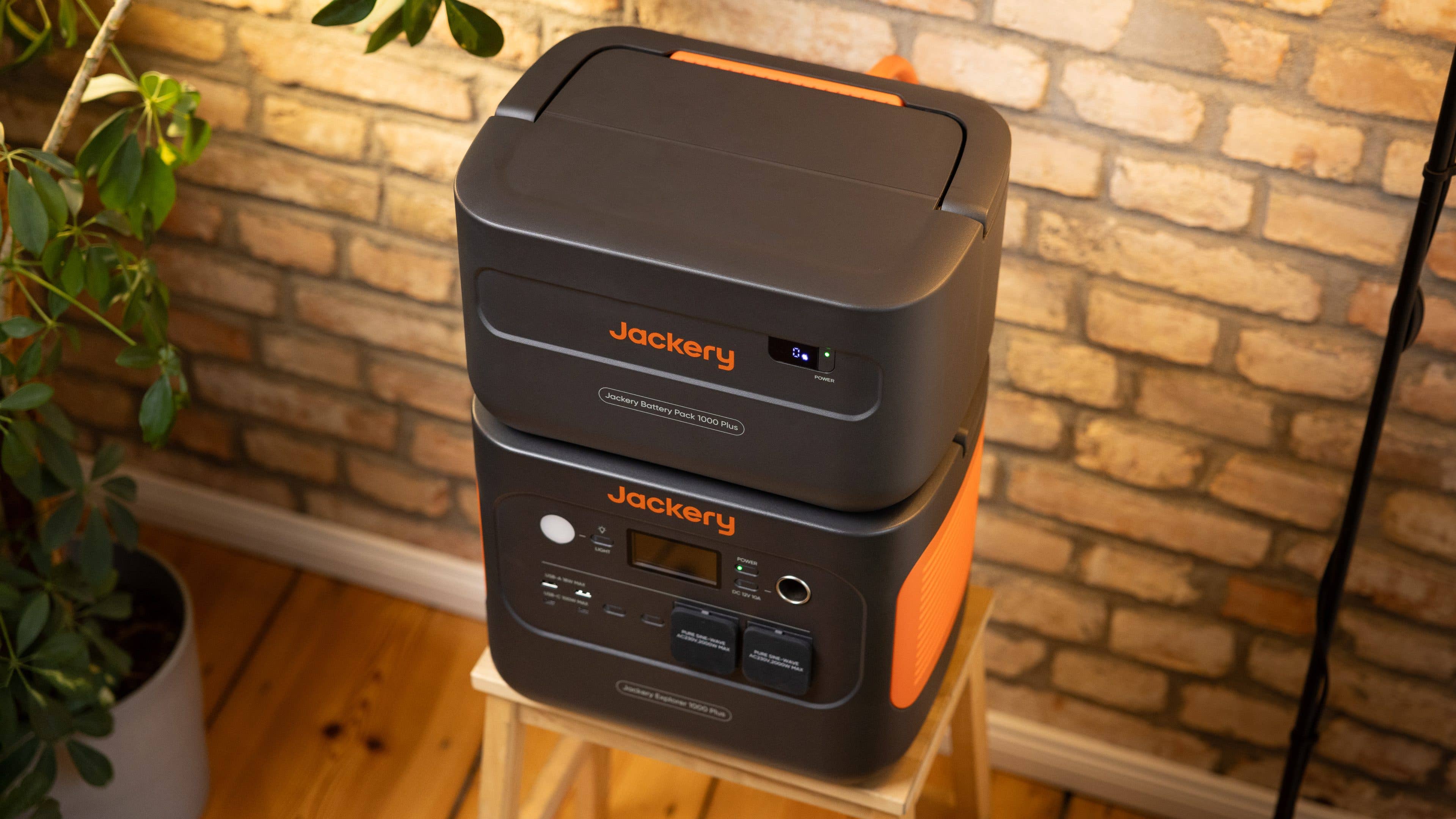 Le Jackery Explorer 1000 Plus vu de haut, posé sur un tabouret avec une batterie externe Jackery posée par dessus le générateur