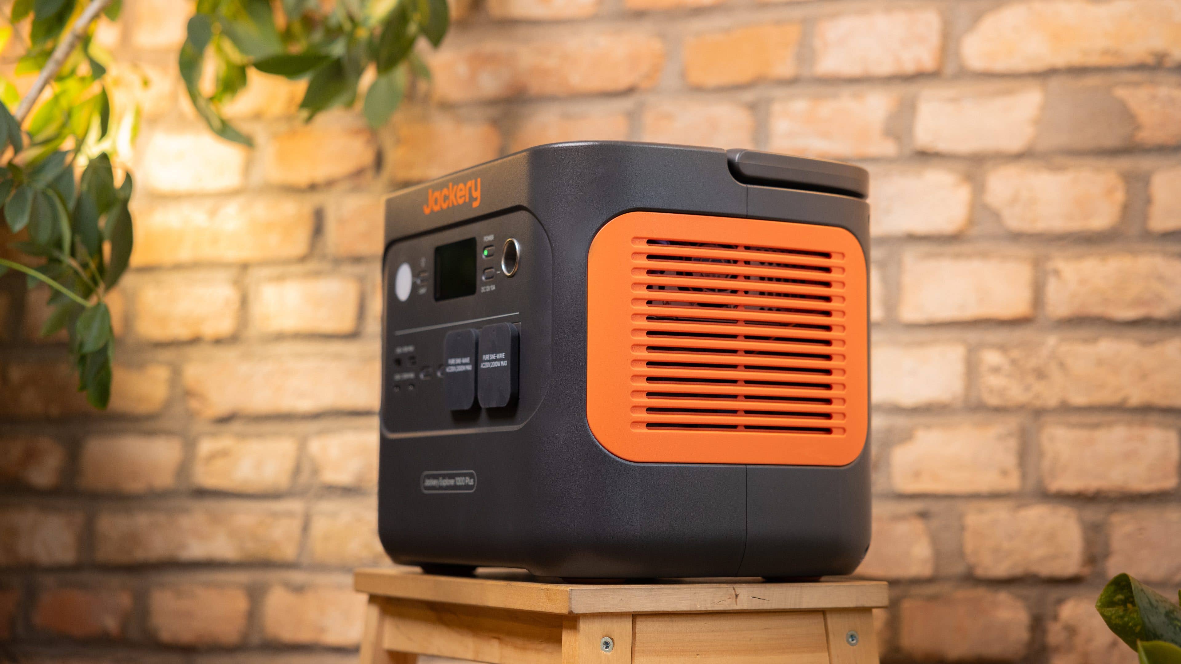 Le Jackery Explorer 1000 Plus vu de côté avec un aperçu de sa grille de ventilation