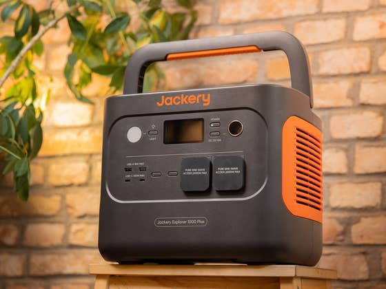 Test du Jackery Explorer 1000 Plus: Un générateur électrique compact et extensible jusqu’à 5 kWh