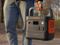 Une personne tient une station d'énergie portable Jackery Explorer 2000 à l'extérieur.