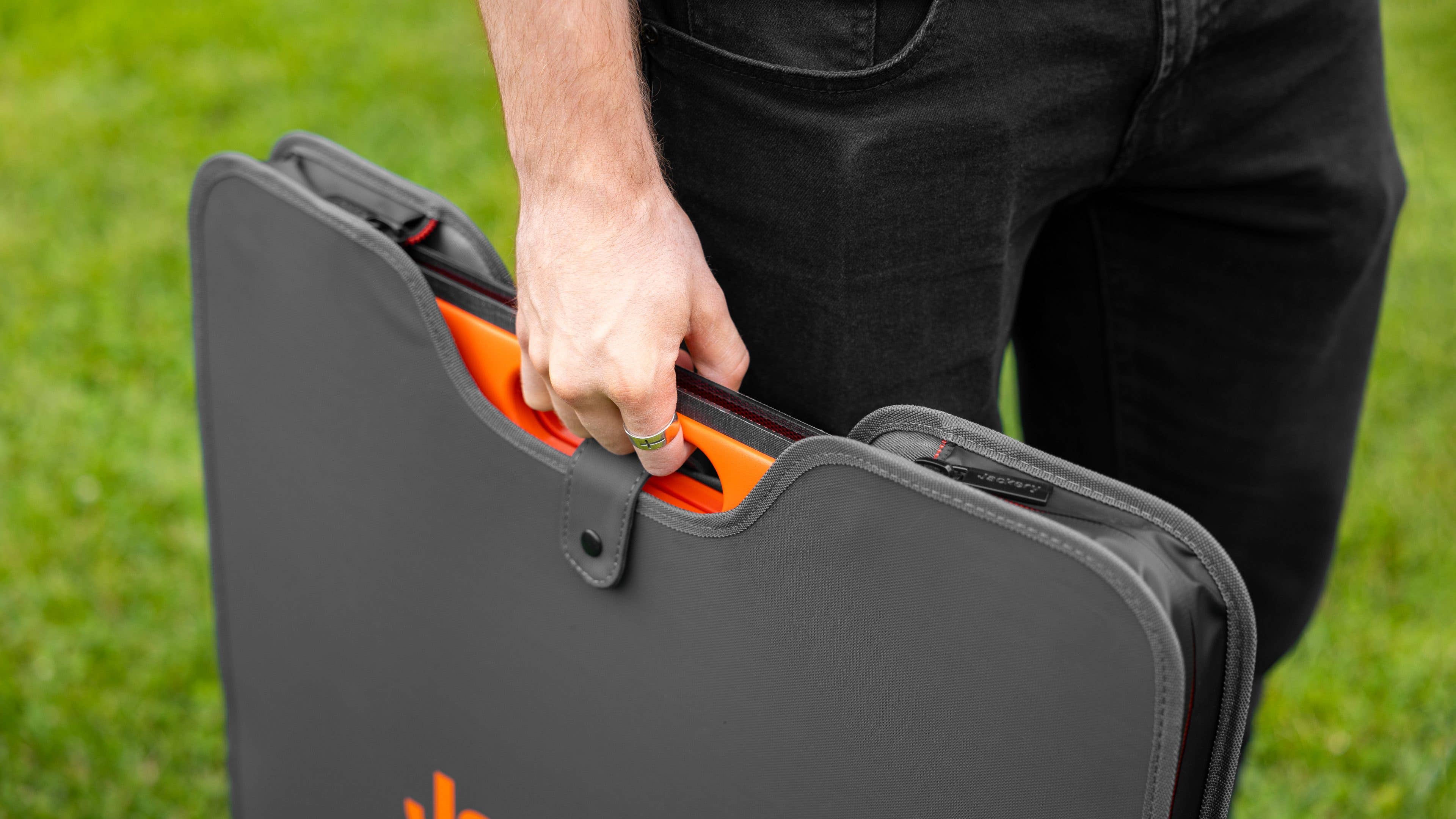 Le Jackery SolarSaga 200